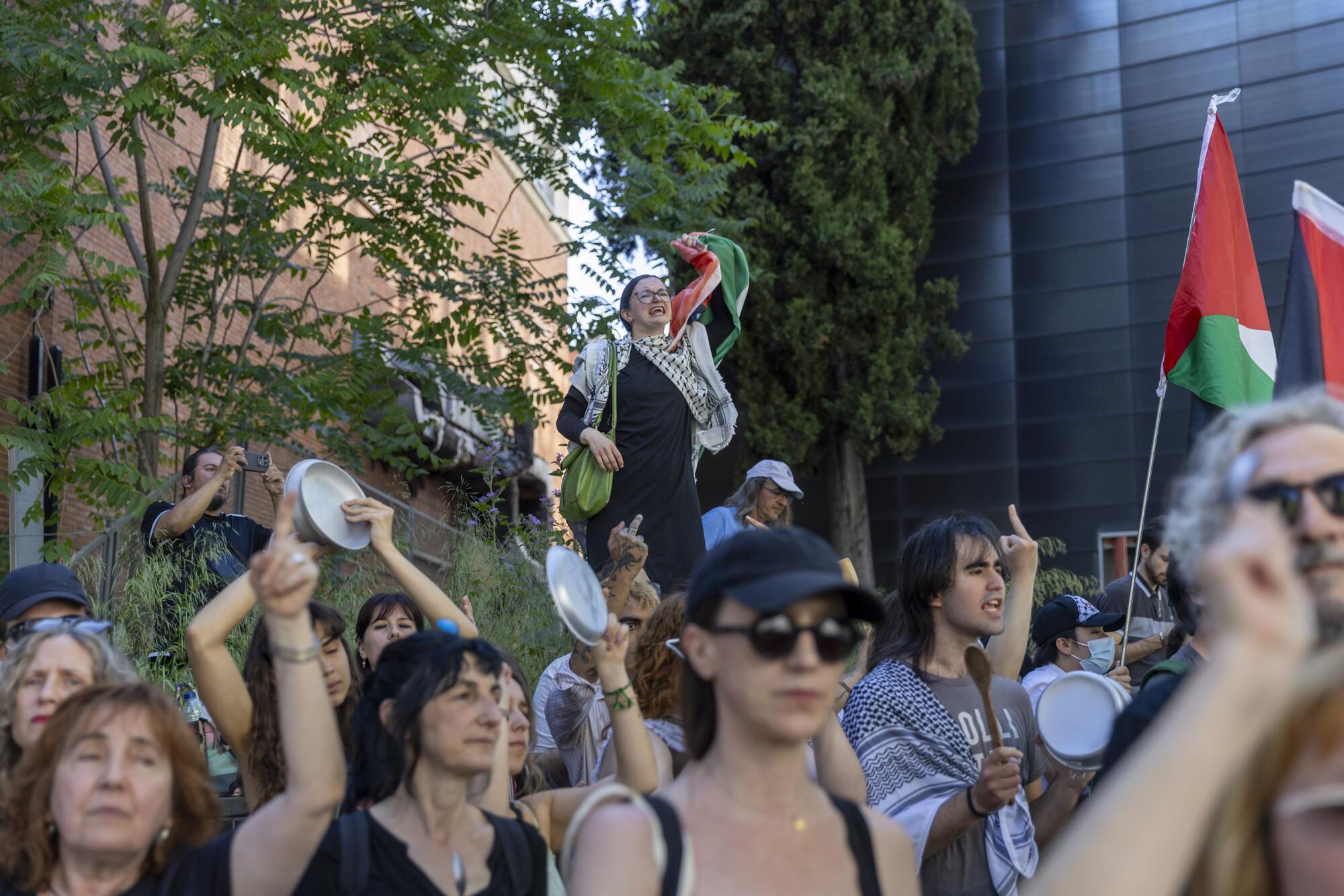 Cacerolada frente a la Embajada de  Israel - 1